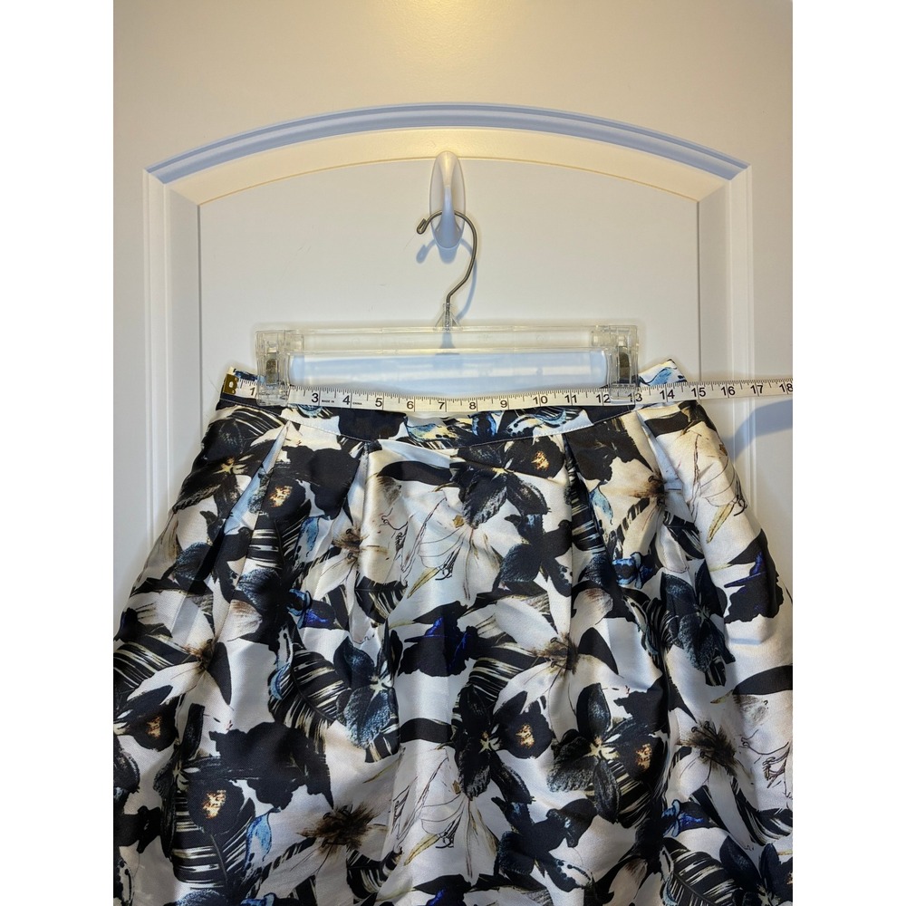 LuLu's A-line Blue and black floral skirt pleats, size XL - Picture 4 of 5